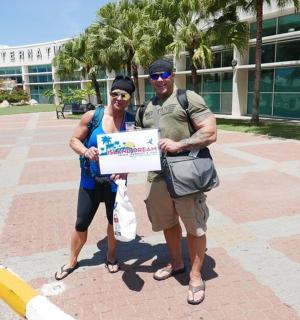 一男一女在建筑物前举着牌子