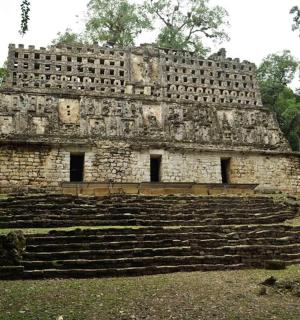 önünde merdiven bulunan büyük bir taş bina