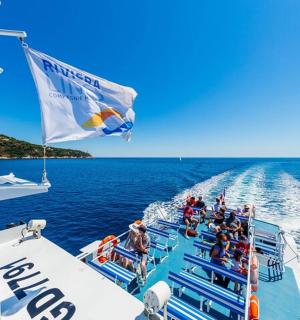 en gruppe mennesker på en båd i vandet