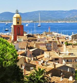 有钟楼的小镇景色