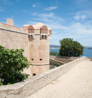 ein Gebäude an der Seite einer Mauer mit einem Gewässer
