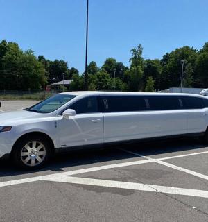 ein weißer Lieferwagen auf einem Parkplatz