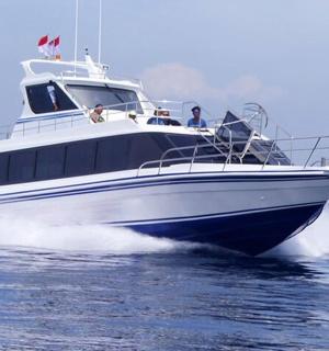 loď na vodě s lidmi na ní