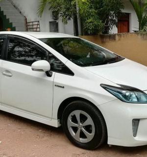 一辆白色汽车停在一栋房子前面