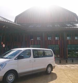 ein weißer Lieferwagen, der vor einem Gebäude geparkt ist