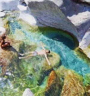 两个人在水中游泳