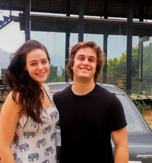 muž a žena stojící vedle auta