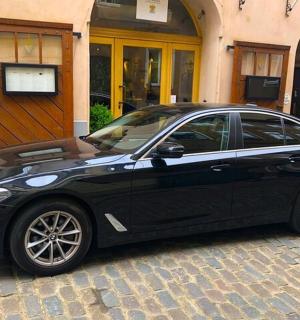 一辆黑色汽车停在一栋建筑物前