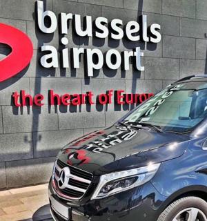 停在建筑物前的汽车