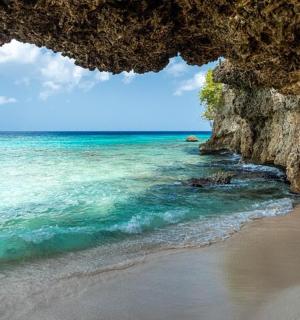 从海滩上的洞穴欣赏海景