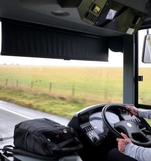 一名男子在路上驾驶公交车