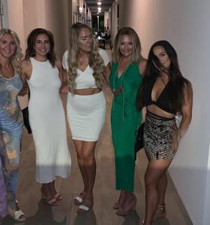 skupina žen pózujících pro fotografii na večírku