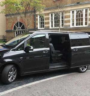 一辆黑色货车停在一栋建筑物前