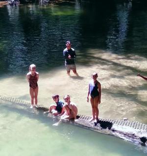 一群人站在水中的木筏上