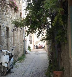 a scooter parked in an alley next to a building