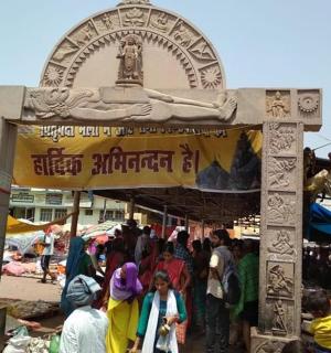 一群人站在市场