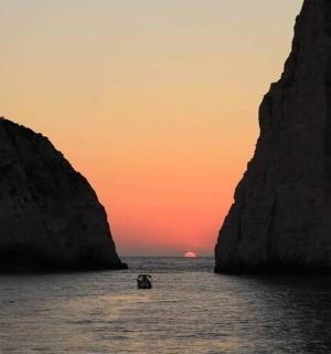 一群人在两块大石头之间的水中