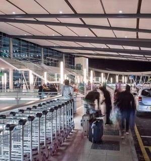 skupina lidí čekajících na své auto na letišti