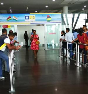 一群人穿过机场