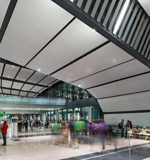 一群人在机场周围散步