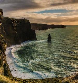 站在悬崖边的海里的人