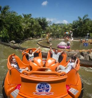 一群人乘坐橙色木筏在水中