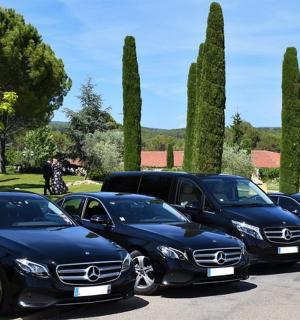 řada luxusních aut zaparkovaných na parkovišti