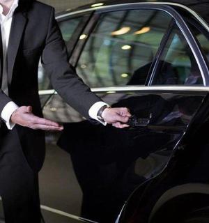 一名西装革履的男子从车里走出来