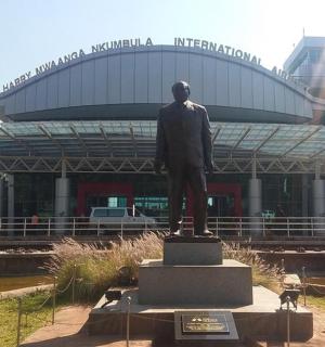 建筑物前的男子雕像