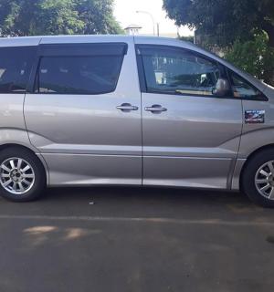 一辆银色货车停在停车场