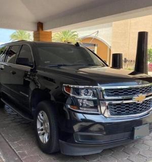 černý kamion zaparkovaný před domem