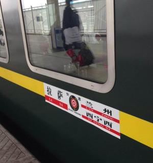 vlak metra s cedulí na boku