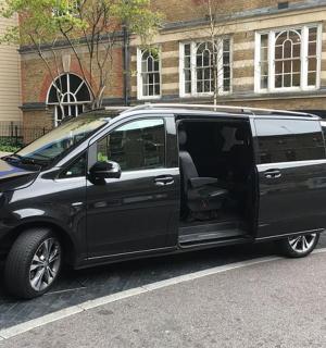 一辆黑色货车停在一栋建筑物前