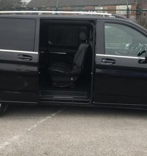 一辆黑色货车停在停车场