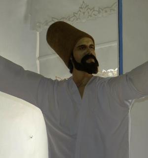 一名男子在镜子前伸出双臂