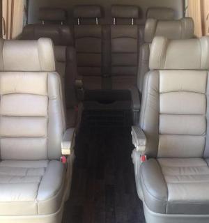 车辆后座的两个空座位