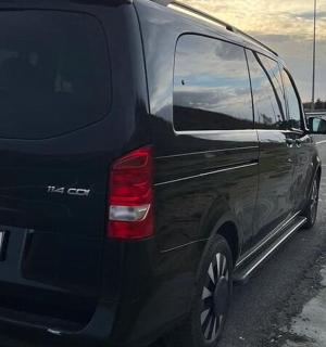 чорний фургон, припаркований на узбіччі дороги