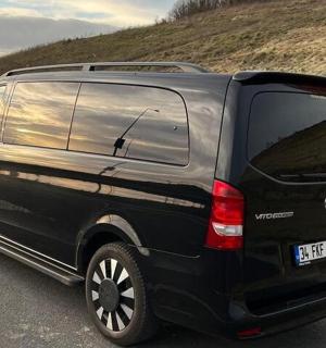 czarny van zaparkowany na poboczu drogi