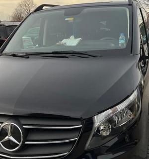 аутомобил марке Мерцедес Бенц паркиран на паркингу