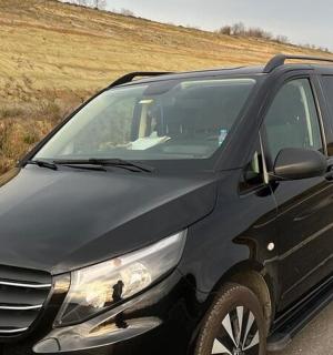 一辆黑色货车停在路边