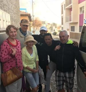 一群人站在墙边