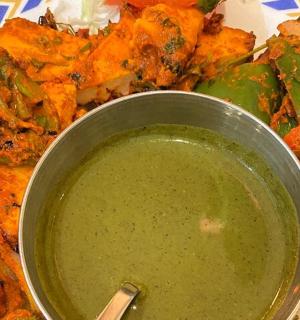 miska zelené omáčky na talíři jídla