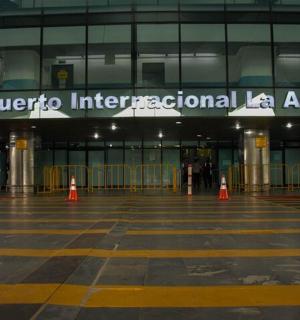 机场建筑物前有橙色锥体