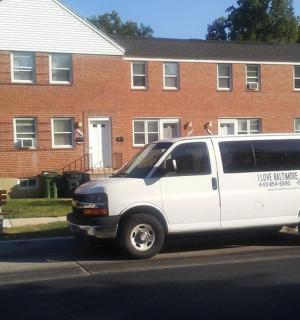 一辆白色货车停在一栋砖砌建筑前