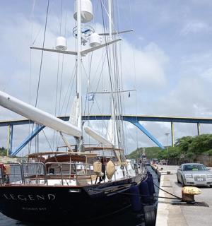 停在路边水中的一艘船