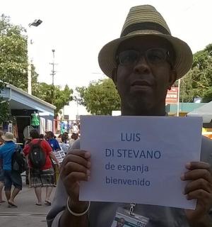 一名戴着帽子的男子举着牌子