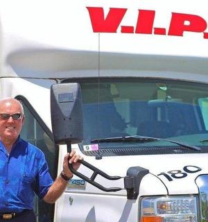 muž ukazuje palec nahoru před VIP kamionem