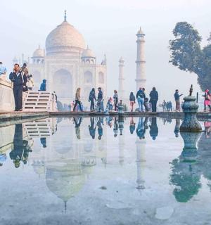 一群人在泰姬陵周围散步