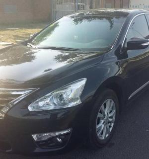 一辆黑色汽车停在街上