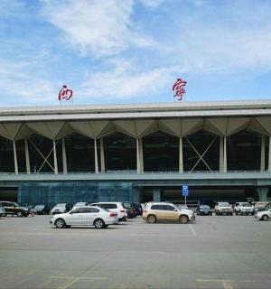 parkoviště s auty zaparkovanými před budovou